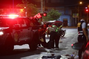SICARIOS ACRIBILLAN A DOS VIGILANTES DURANTE BALACERA EN BAR
